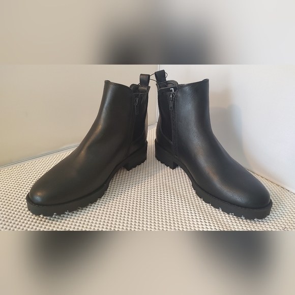 Time and Tru Women's Size 7W Lug Chelsea Boots Black - Picture 2 of 4